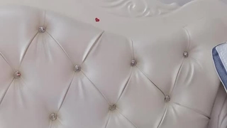 一群小年轻聚到一块直播赚钱，淫乱啪啪做爱，场面震撼刺激第07集