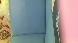《用利抽插》時尚G奶肉感美女，掏出奶子就要吸，人肉打樁機爆插，搞得妹子太爽4～5次高潮，翹起屁股後入…