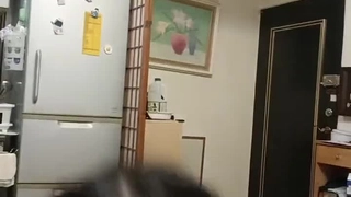 继妹借用我的床，但是我要晨勃的呀